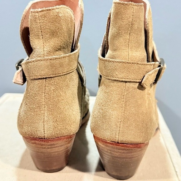 Free People Tan Venture Suede Ankle Boots
Distressed Boho Booties Size 40 NWT - Picture 6 of 9